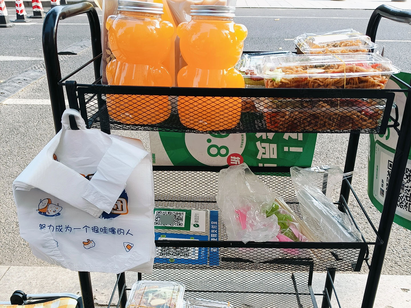 奶茶擺攤路邊隨手拍的照片.jpg