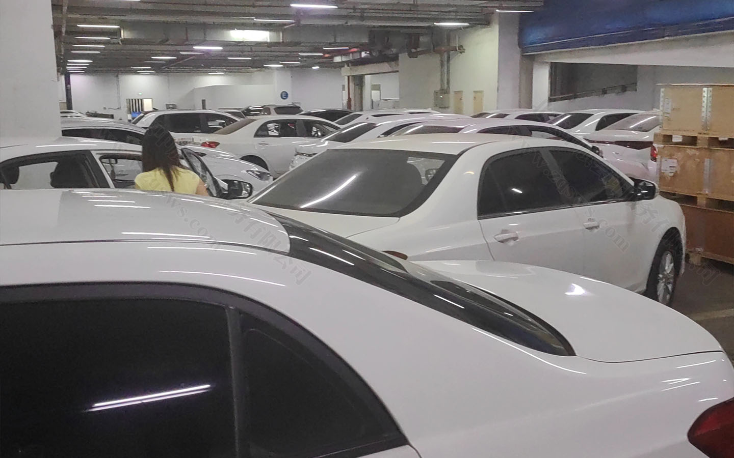 車庫(kù)里邊的電車.jpg