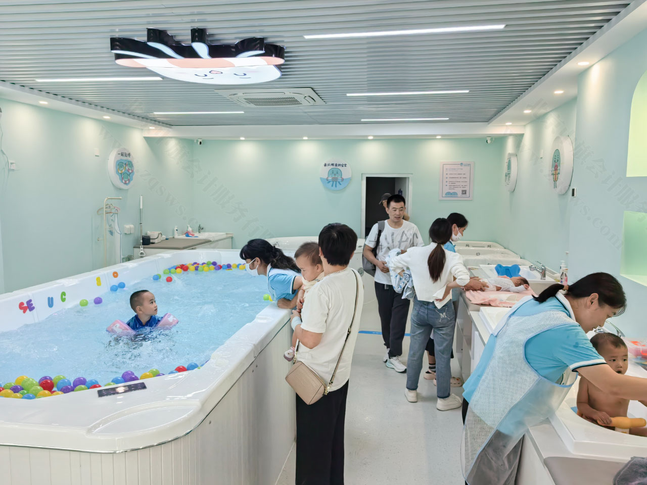 嬰幼兒游泳館人還是非常多的.jpg