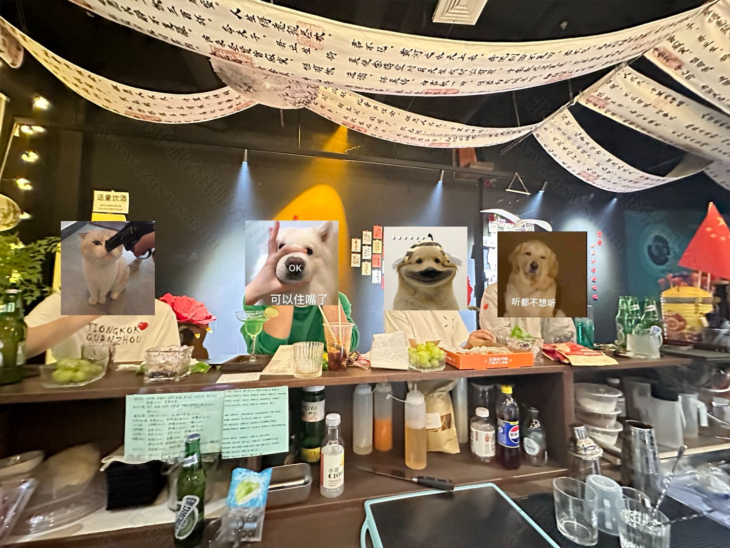四個小伙伴在小酒館里喝酒.jpg