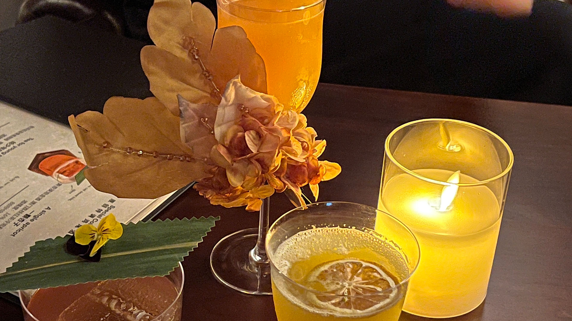 酒吧里的燭光晚餐.jpg