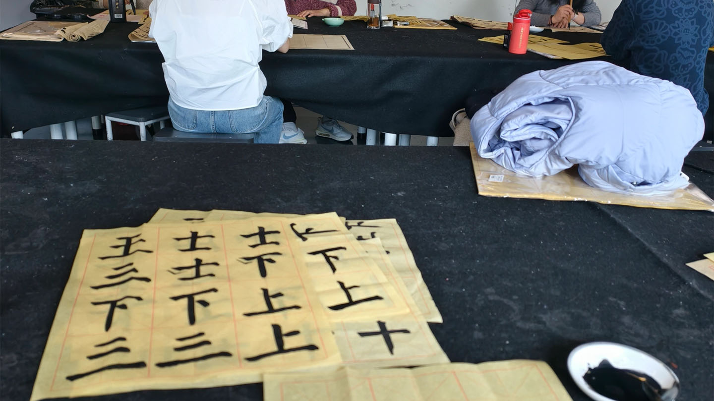 正在練習(xí)書法的孩子們.jpg
