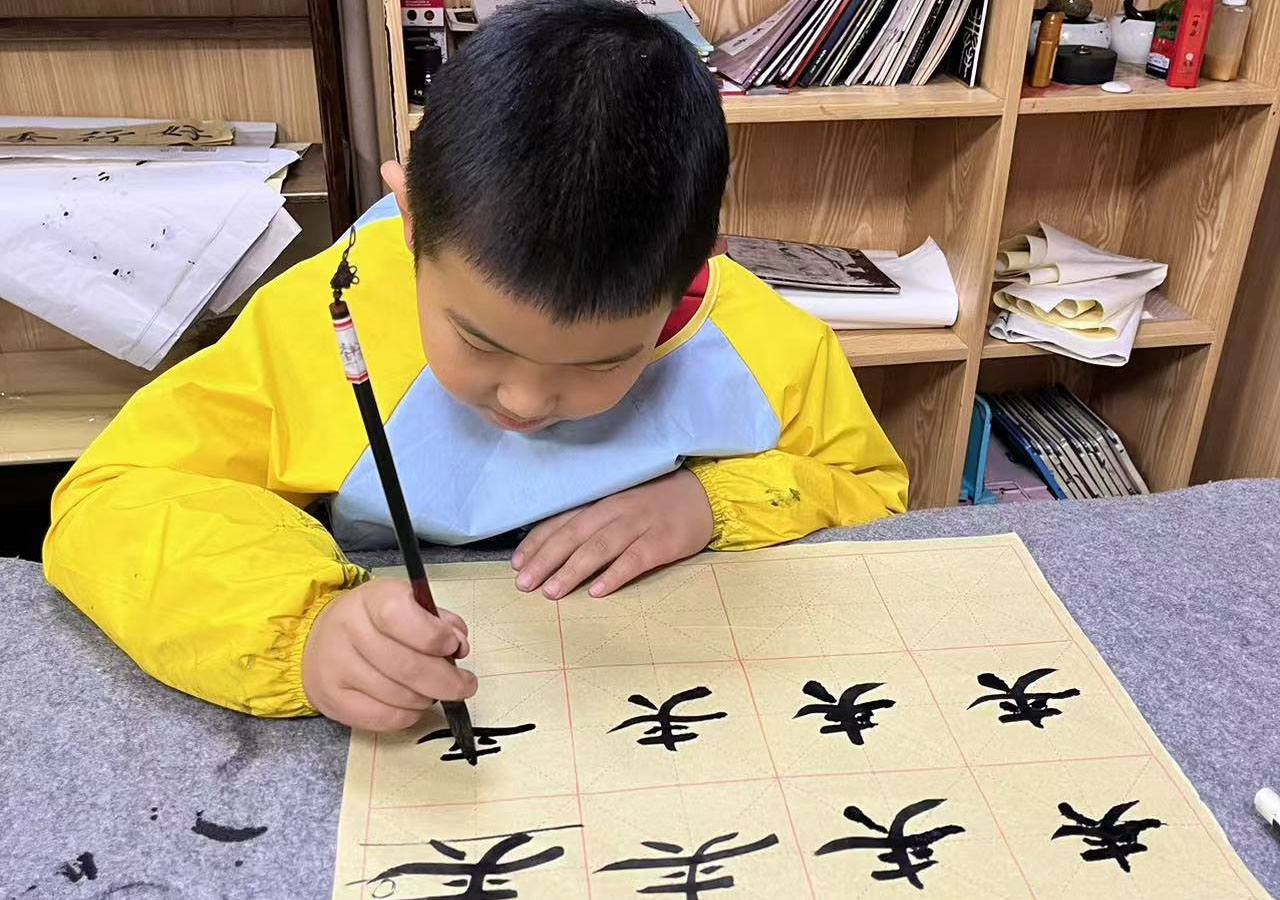 孩子正在寫書法.jpg