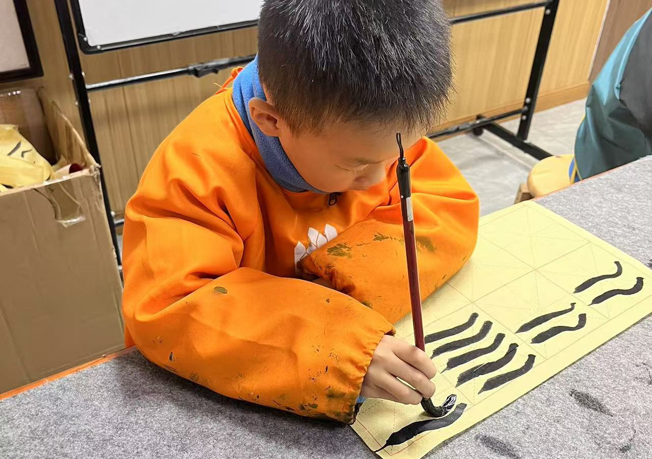 孩子正在練習(xí)書法.jpg
