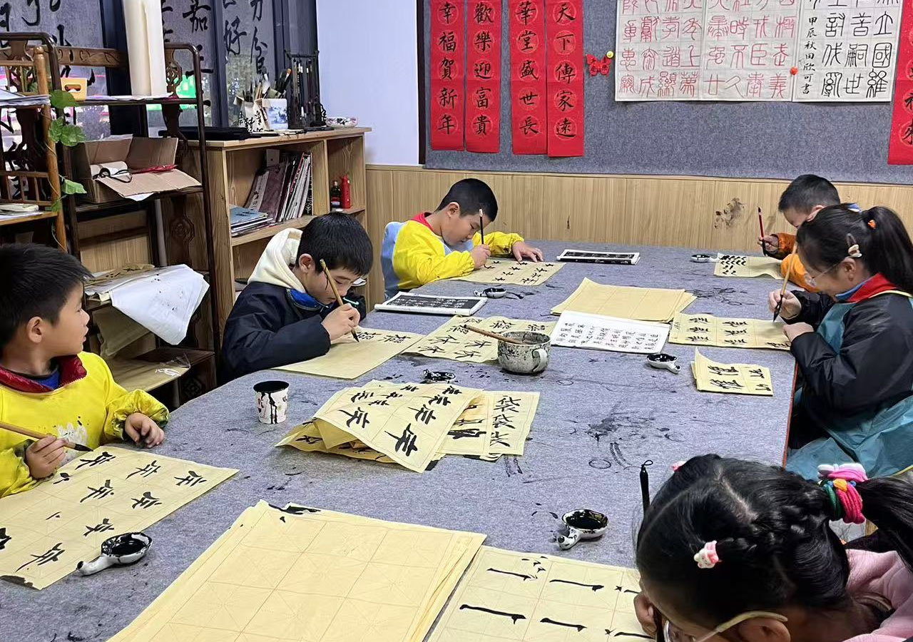 正在上課的孩子們.jpg