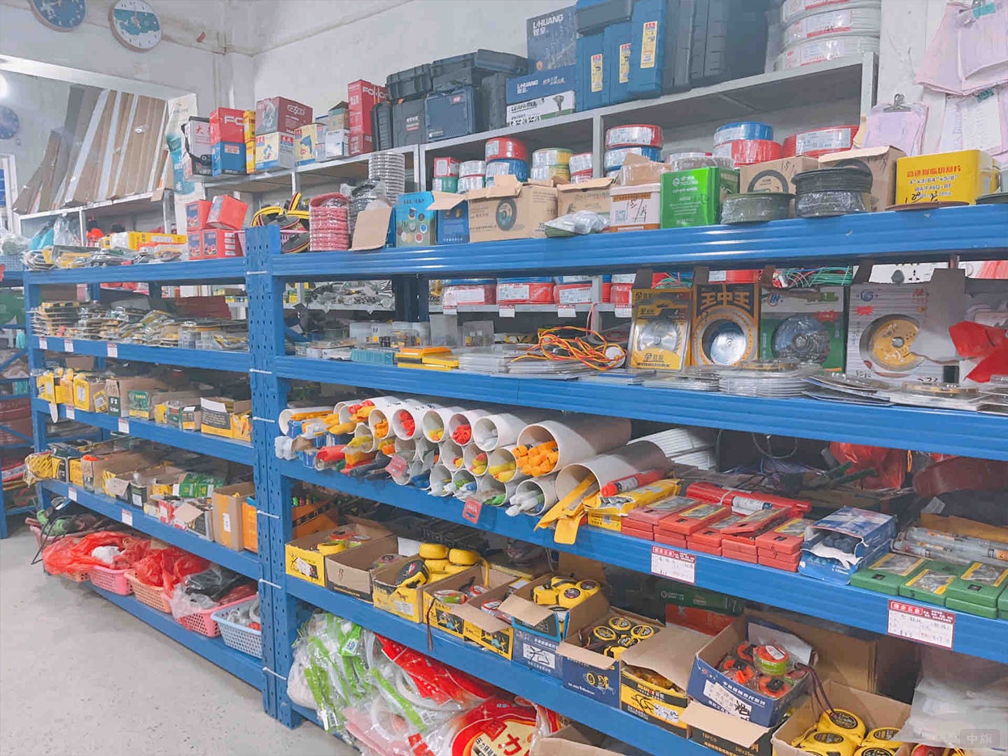 五金店上邊擺滿了各種工具.jpg