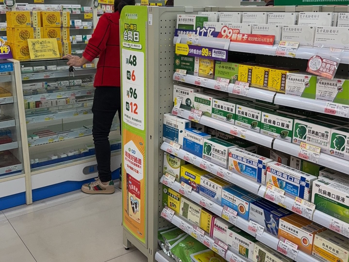 貨架上的藥品.jpg