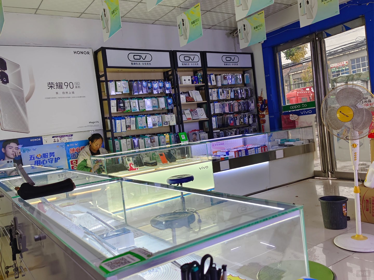樓下一家不大的手機(jī)店.jpg
