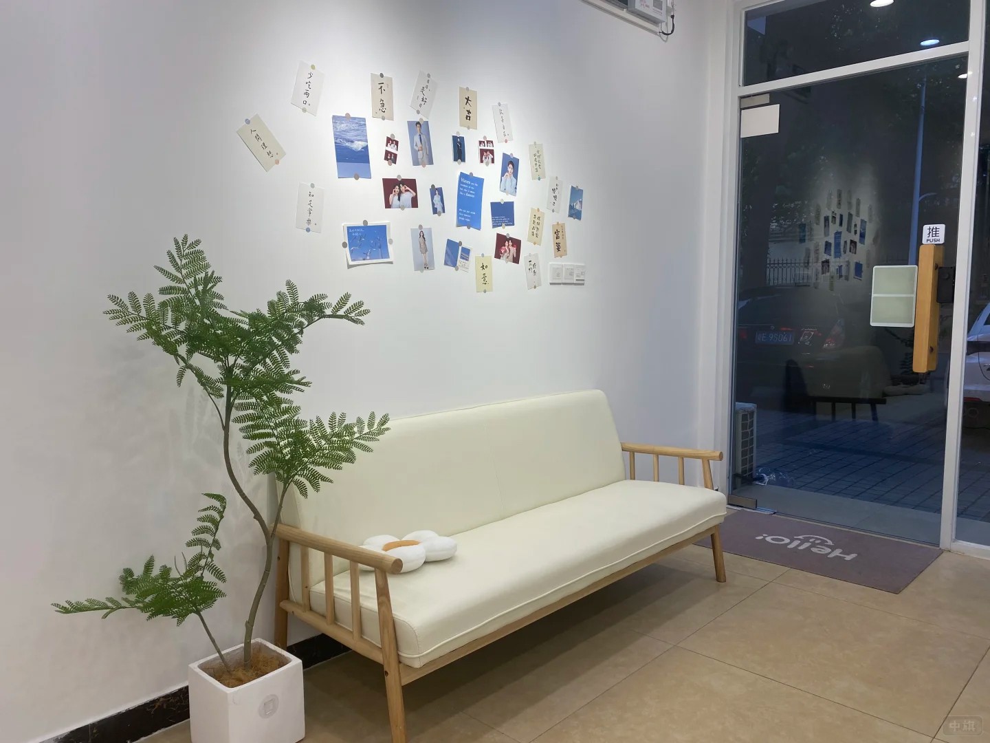 照相館門口的休息區(qū).jpg