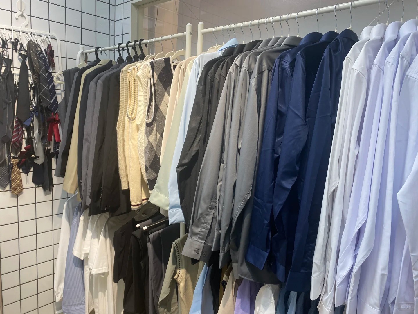學(xué)生的服裝區(qū)可以更換衣服.jpg