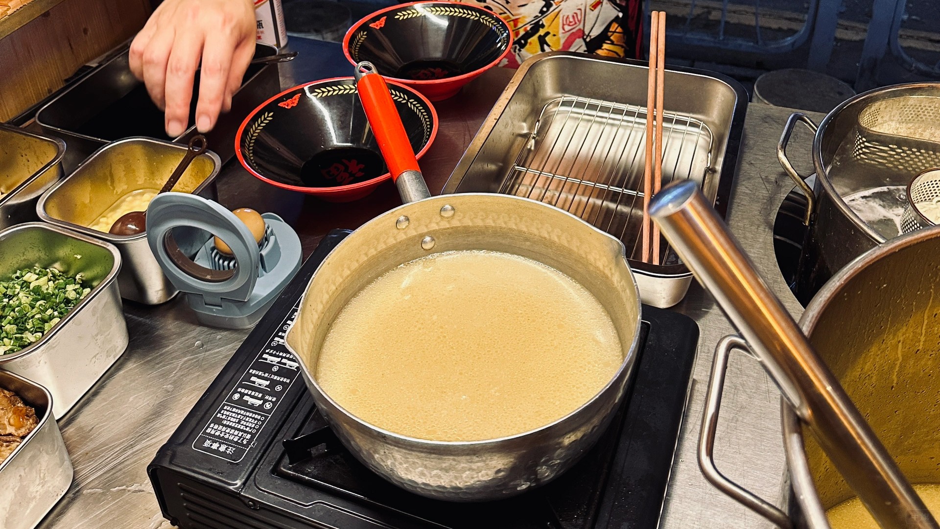 現(xiàn)熬的骨頭湯.jpg