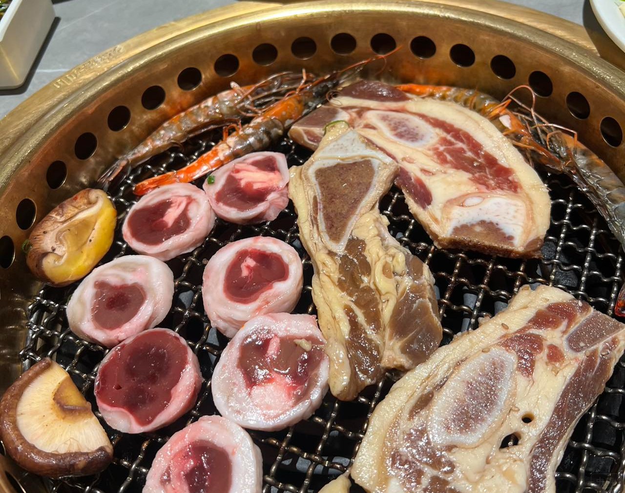 自助餐廳正在烤的牛排.jpg