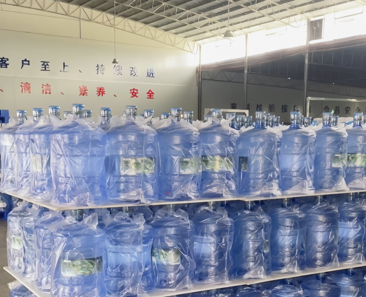 桶裝水也是屬于與包裝食品，所以需要辦理食品經(jīng)營(yíng)許可證.jpg