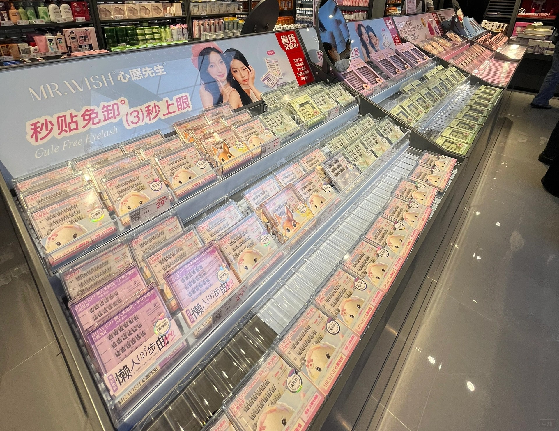 貨架上很多的化妝品.jpg