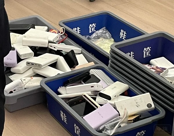 羅馬仕充電寶在機場被卸下來這么多.jpg