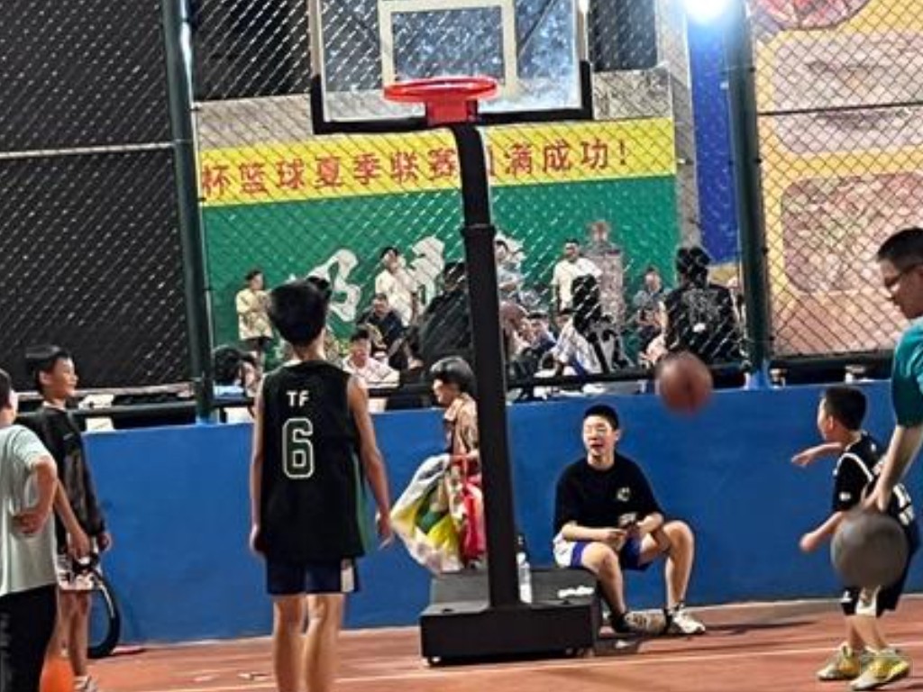 孩子們在打籃球.jpg