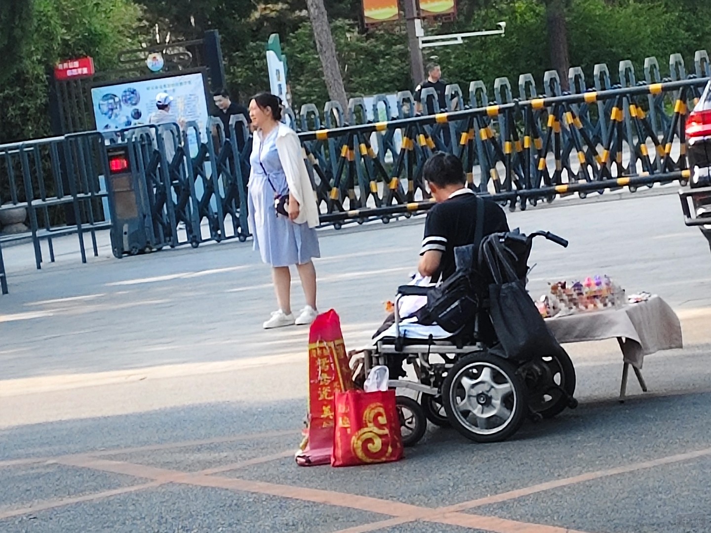 背后偷偷拍了一張張叔叔的照片.jpg