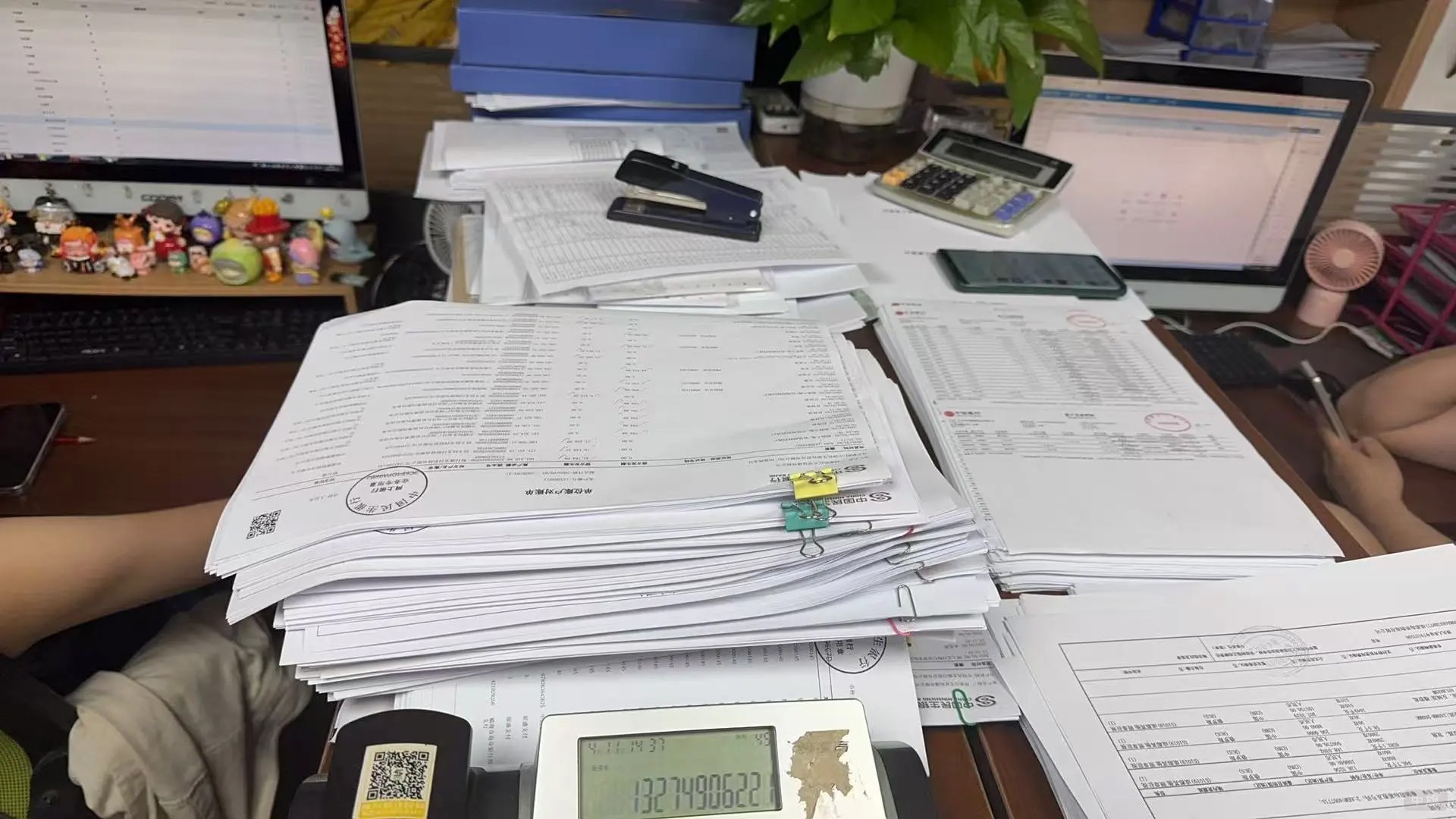 會(huì)計(jì)每天的工作量是非常大的.jpg