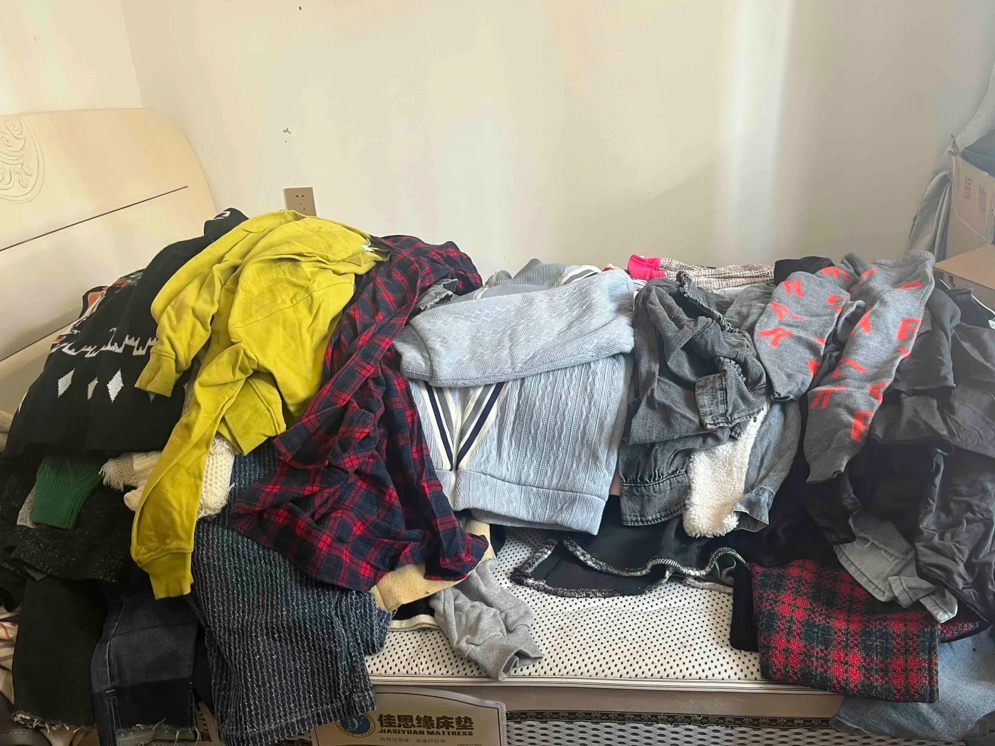 這也是家人拿來的舊衣服，都是要回收的