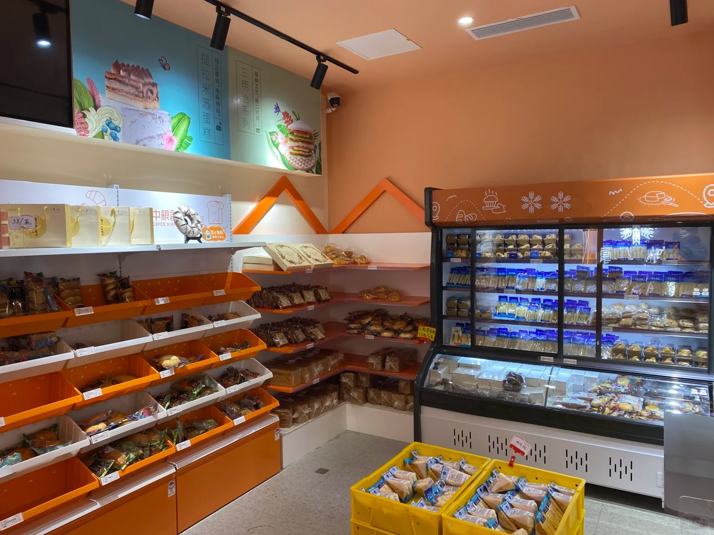 食品廠統(tǒng)一標(biāo)準(zhǔn)生產(chǎn)，然后前端售賣