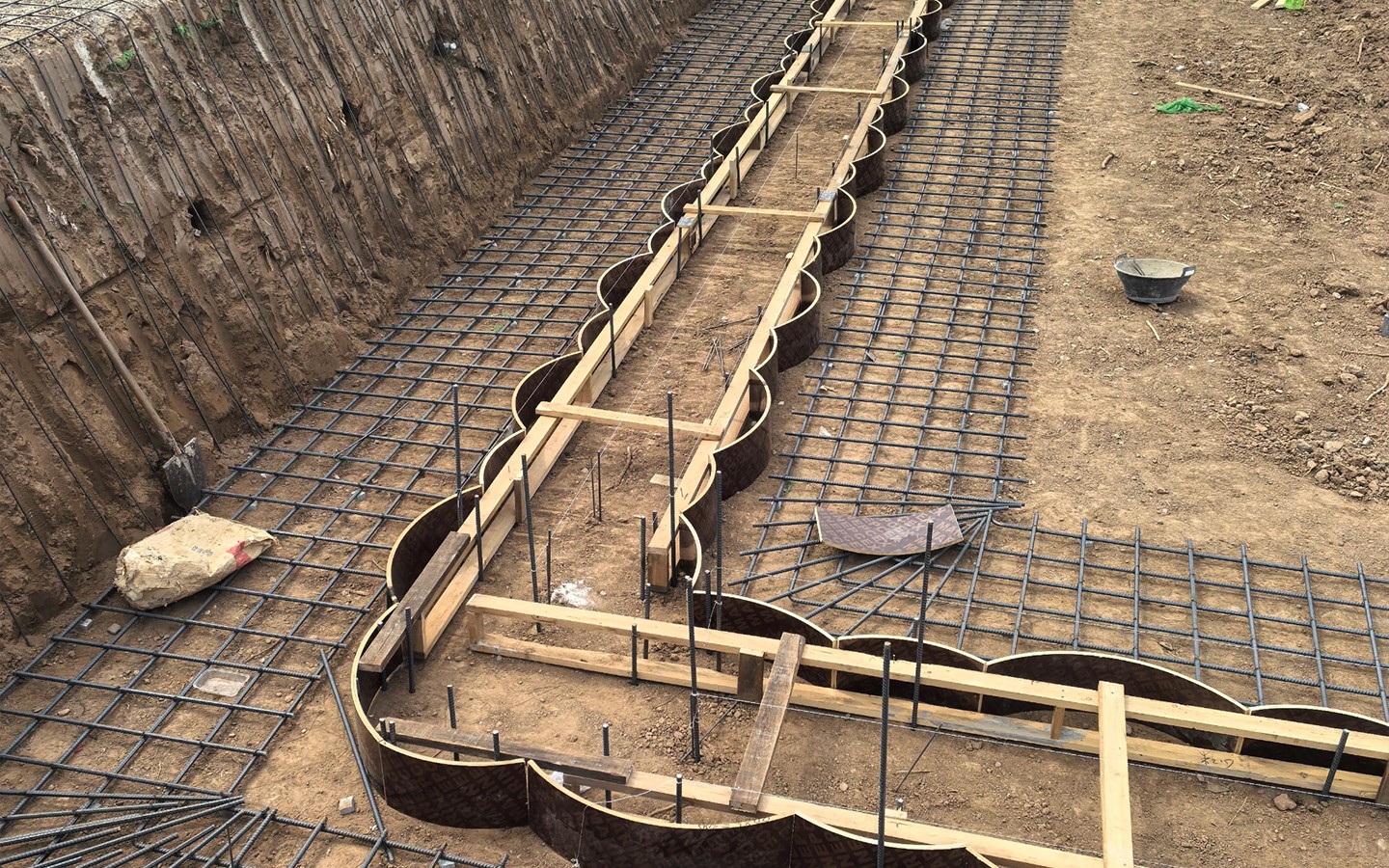 基坑邊坡噴錨施工，先使用錨桿機(jī)鉆孔插入錨桿，然后綁扎鋼筋網(wǎng)片